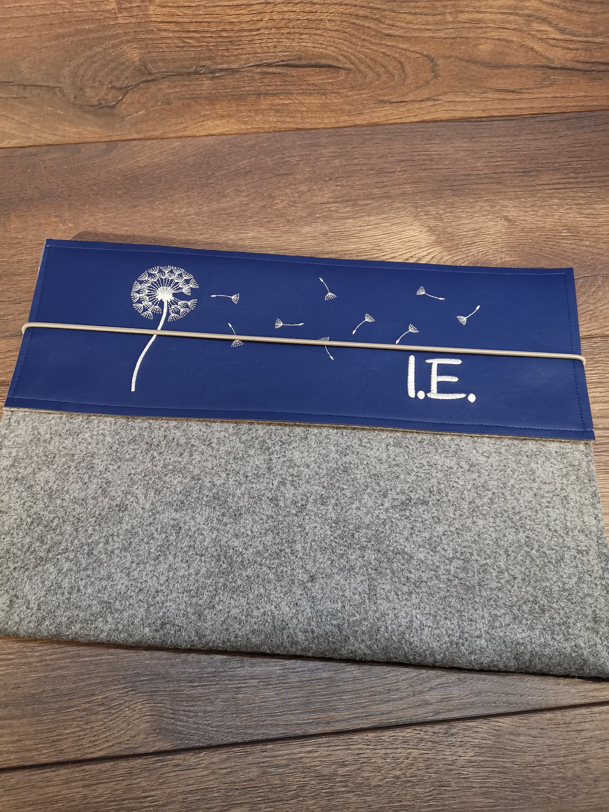 Laptoptasche mit Lederbesatz nach Wunschmaß mit Löwenzahn und Monogramm