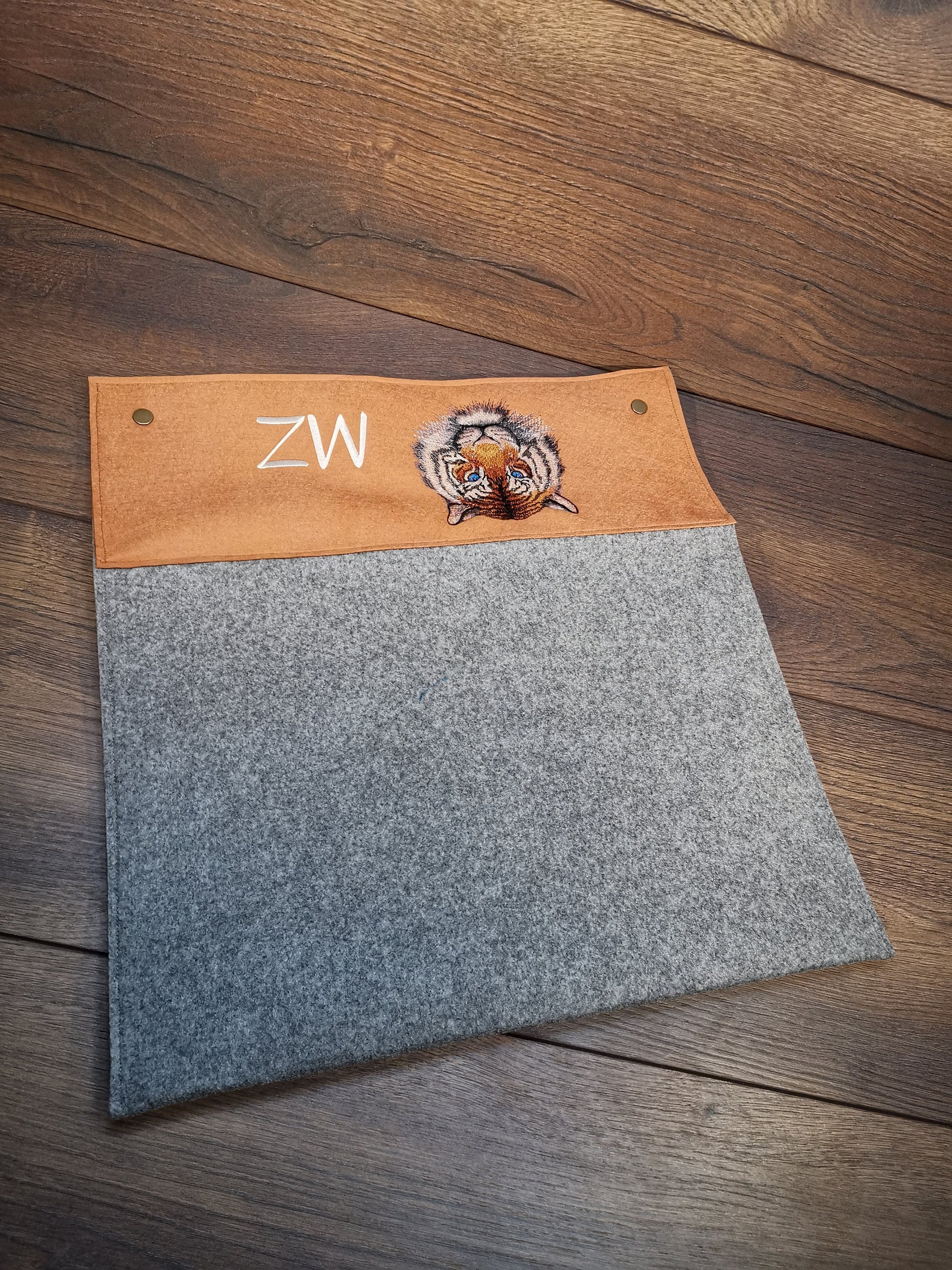 Laptoptasche mit Lederbesatz nach Wunschmaß mit Tiger und Name oder Monogramm