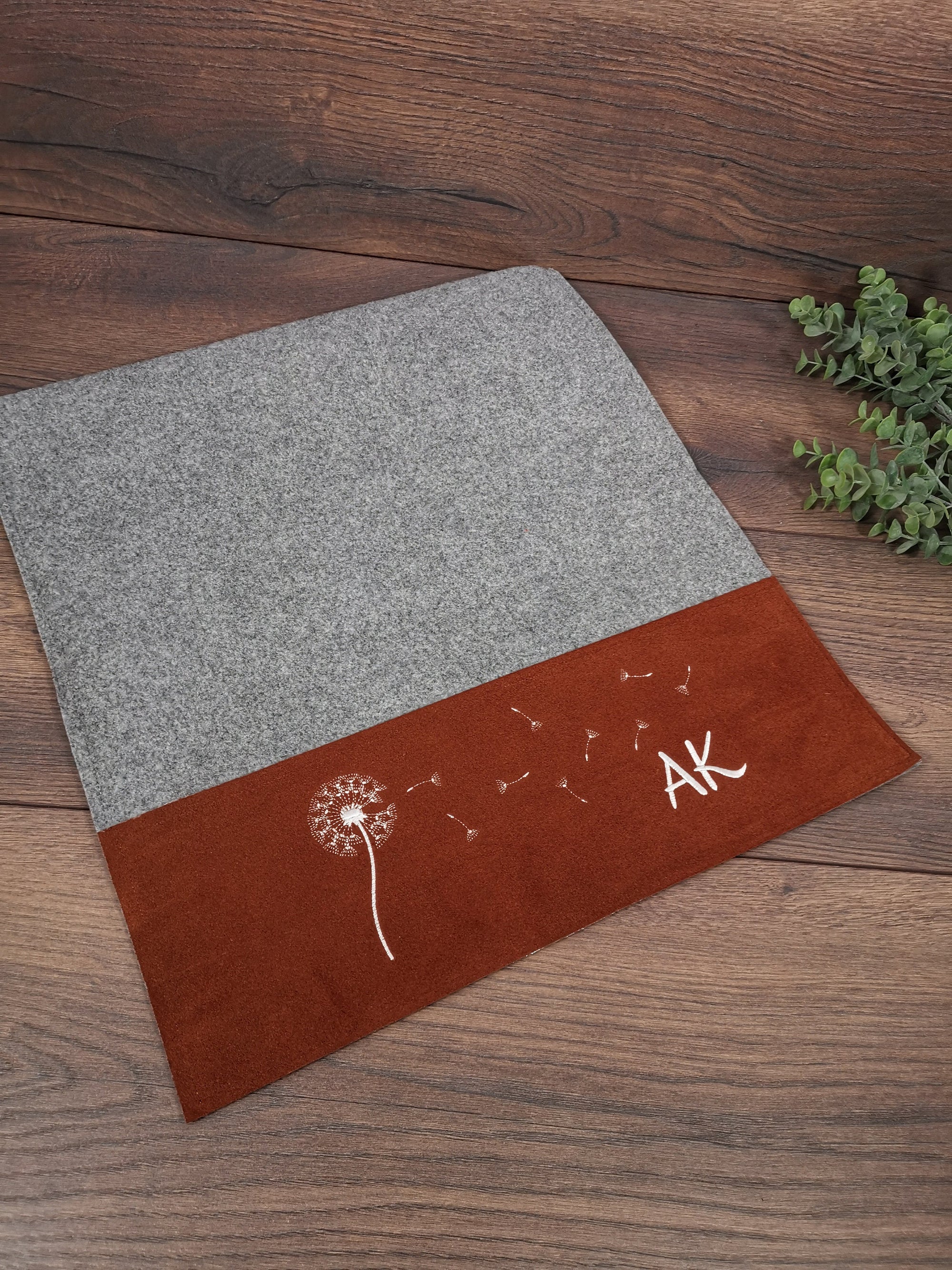 Laptoptasche mit Lederbesatz nach Wunschmaß mit Pusteblume und Monogramm