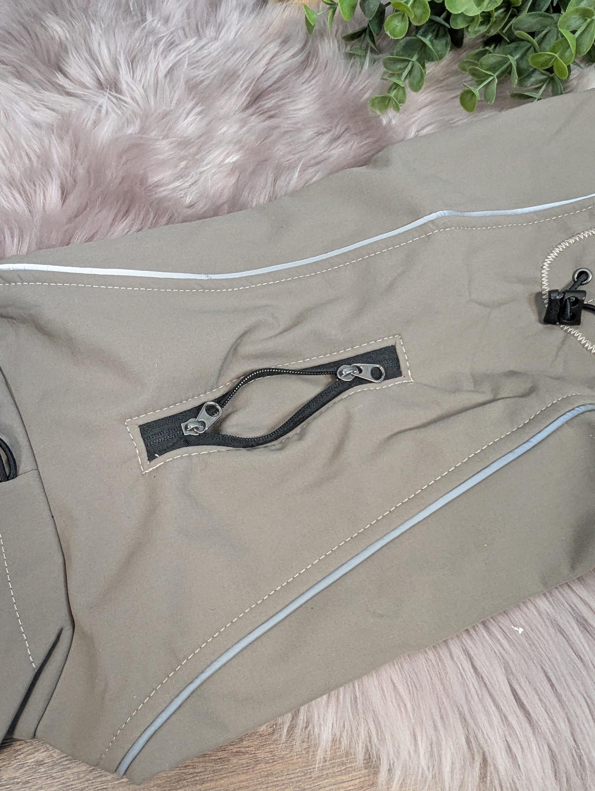 Warmer und wasserdichter Hundemantel aus Softshell in beige – Perfekt für kalte und nasse Tage