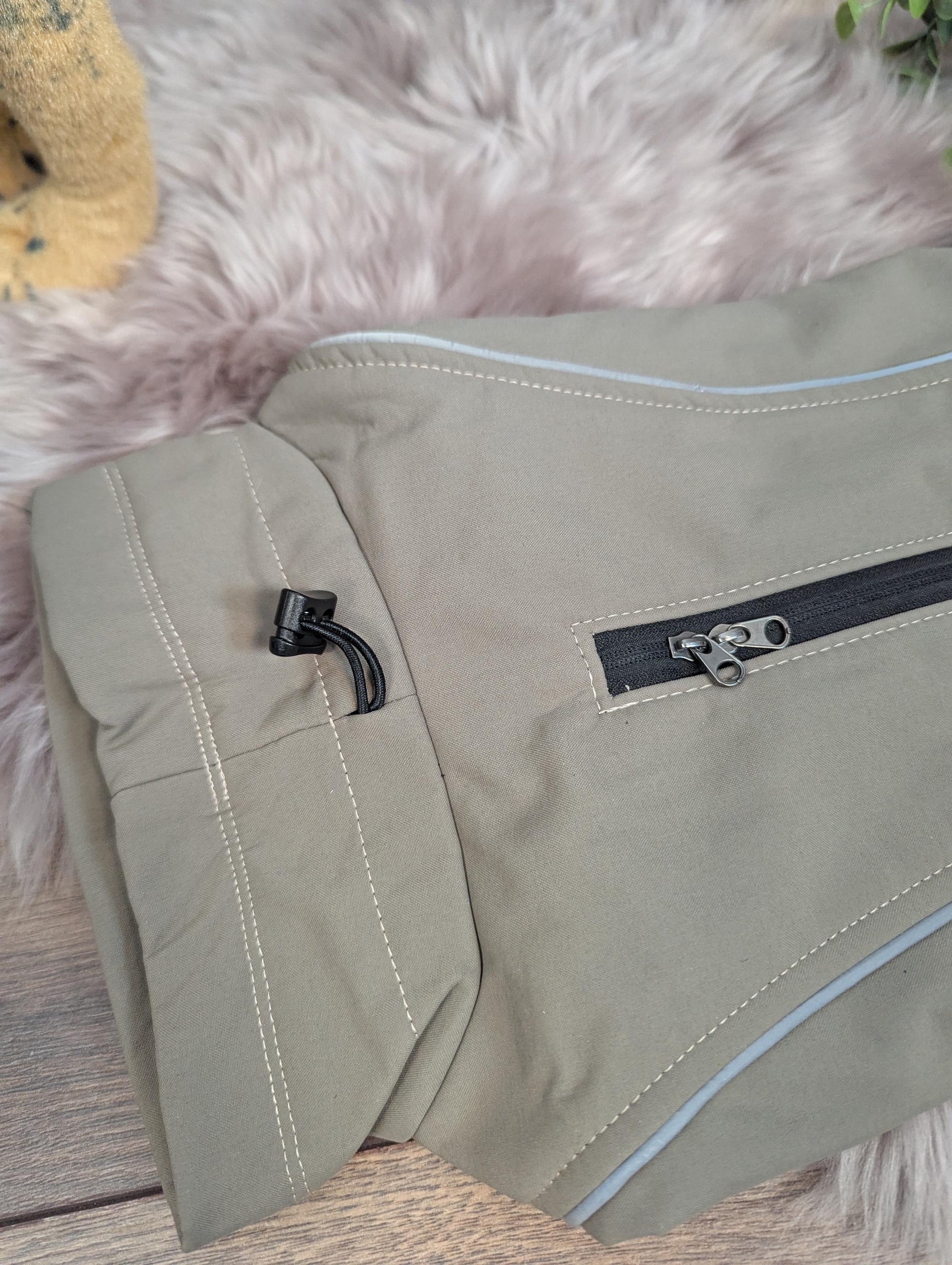 Warmer und wasserdichter Hundemantel aus Softshell in beige – Perfekt für kalte und nasse Tage