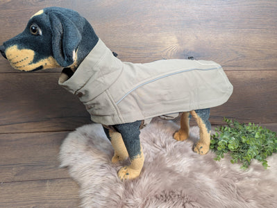 Warmer und wasserdichter Hundemantel aus Softshell in beige – Perfekt für kalte und nasse Tage