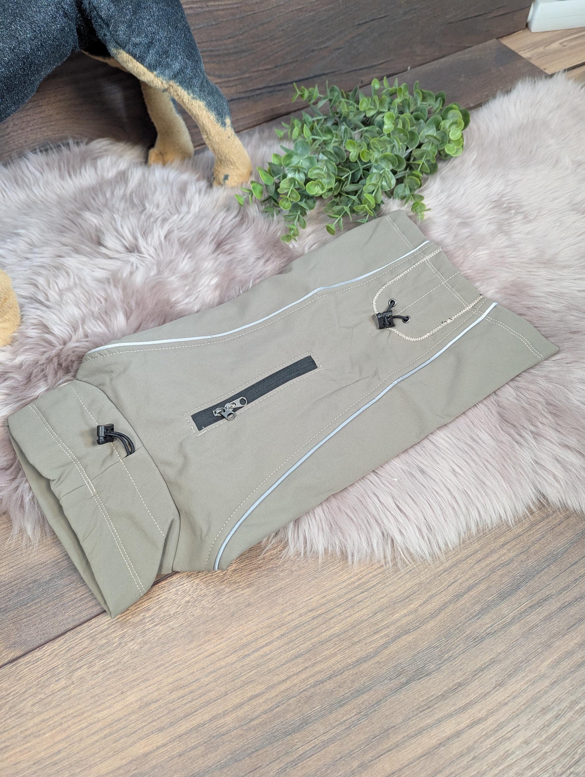 Warmer und wasserdichter Hundemantel aus Softshell in beige – Perfekt für kalte und nasse Tage