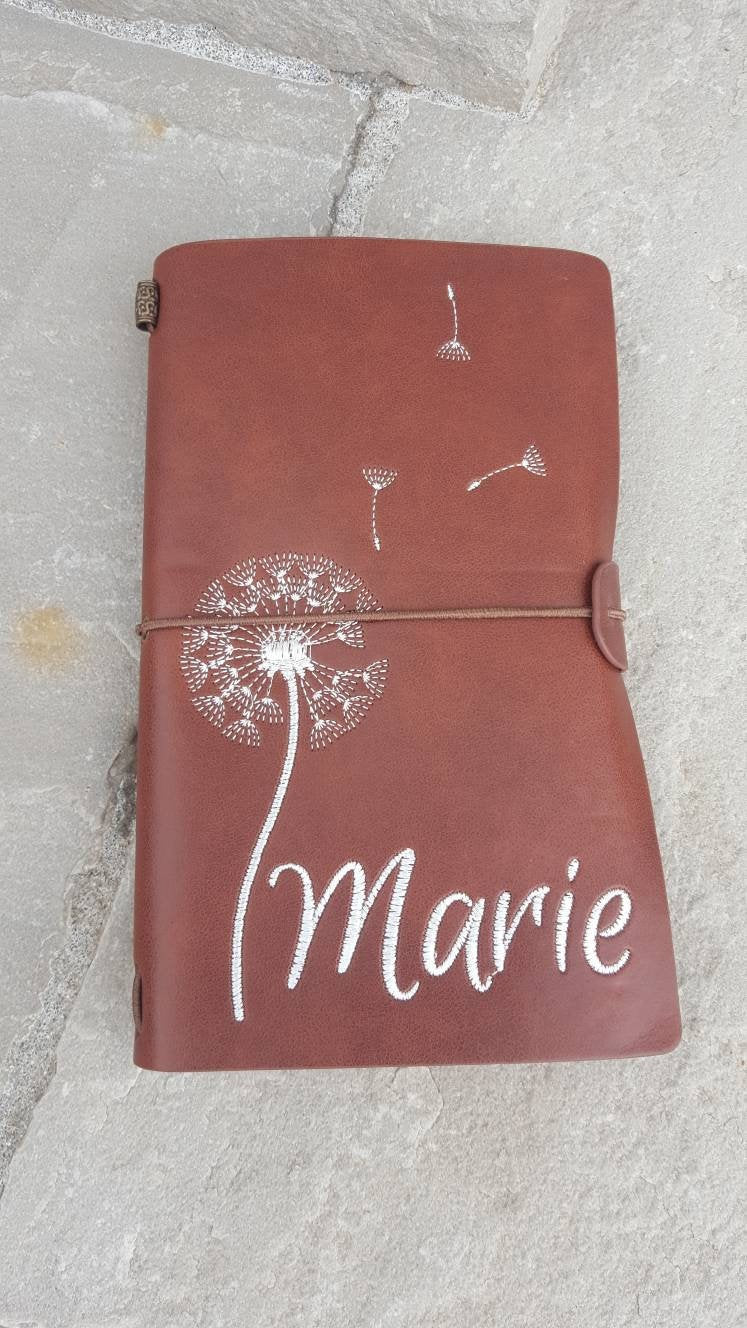 Notizbuch A5 aus dunklem Leder mit Pusteblume und Name personalisiert bestickt