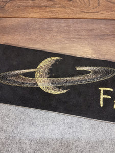 Laptoptasche mit Lederbesatz nach Wunschmaß mit dem Planeten Saturn und Monogramm