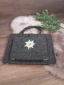 Laptoptasche aus Filz mit einer Blumenwiese bestickt
